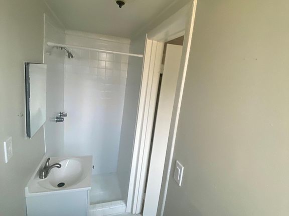 5th image of 621 1/2 Isabel St