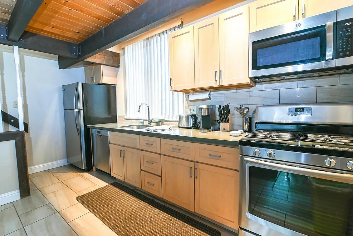 3 bed, 2.5 bath, 1503 sqft, $3,300 — Photo 2