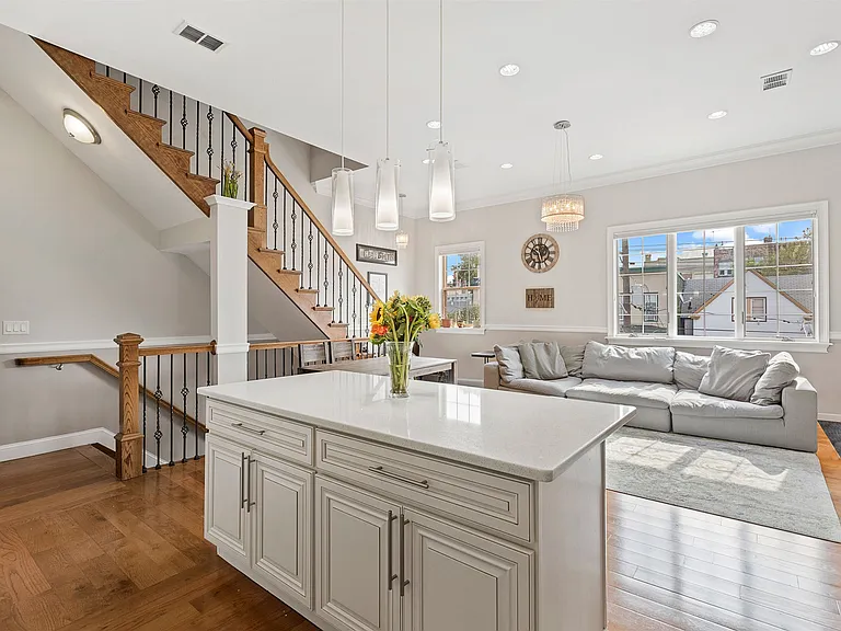 305 New York Ave #2 — Photo 5