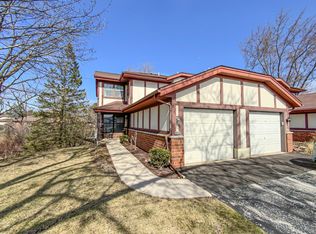 8826 W Knoll Ct, Franklin, WI 53132