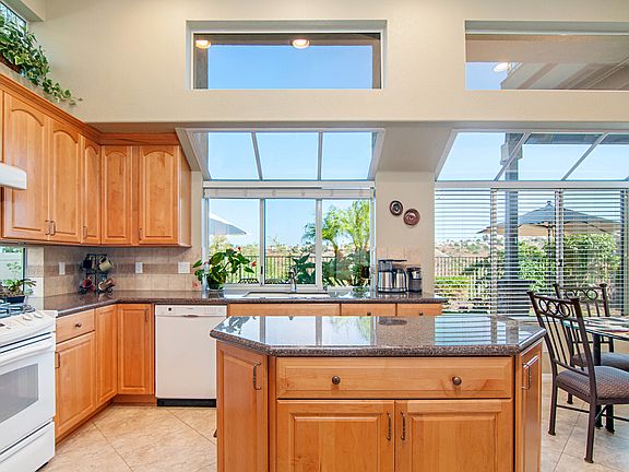 Island kitchen with walk-in 