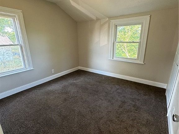 5th image of 416 Gladstone St