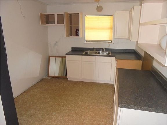 3rd image of 810 Carter St