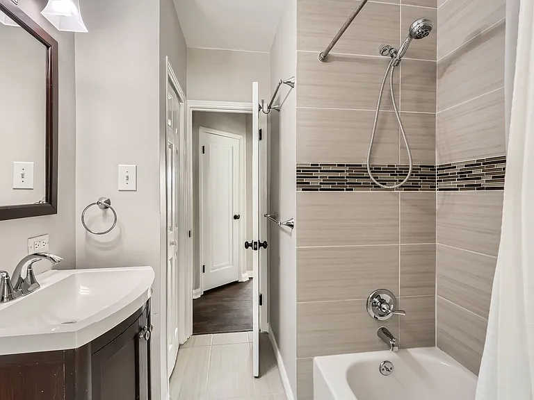2210 S Clarkson St — Photo 12