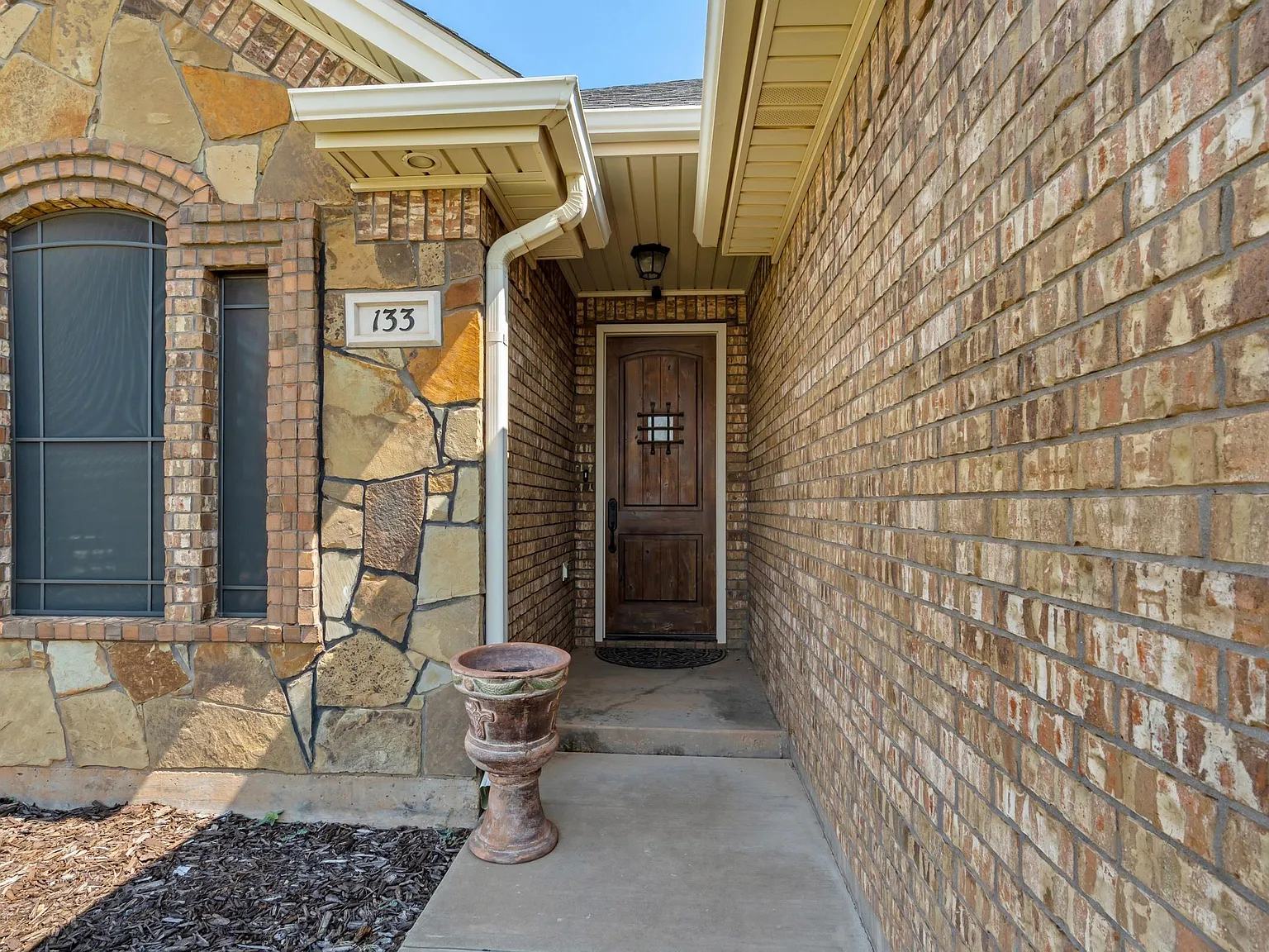 4 bed, 2.0 bath, 2033 sqft, $3,500 — Photo 2