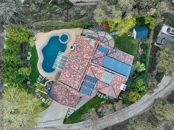 3rd image of 2074 Glastonbury Rd