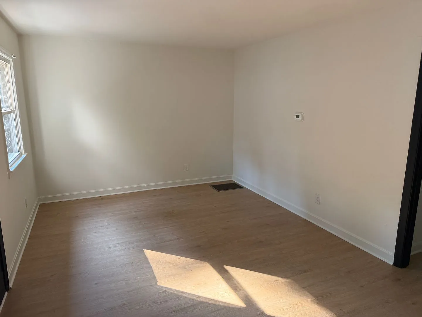 Cute 2 Bedroom Duplex in Enderly Park!! — Photo 3
