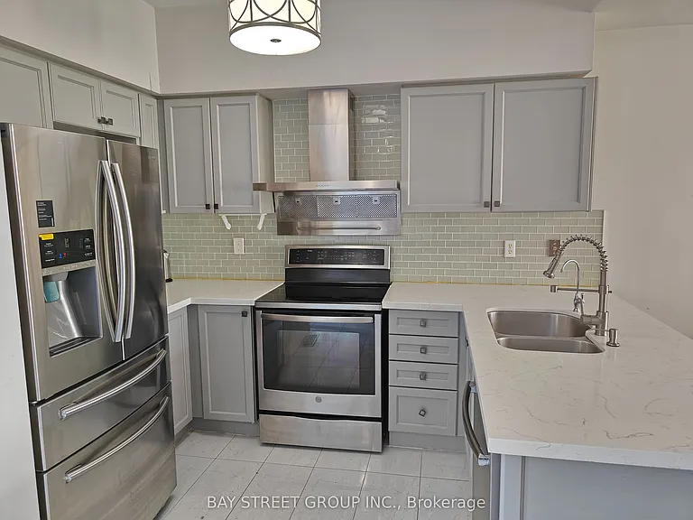 256 Glenashton Dr — Photo 5