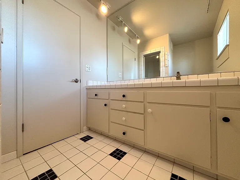 653 Bayview Dr — Photo 30