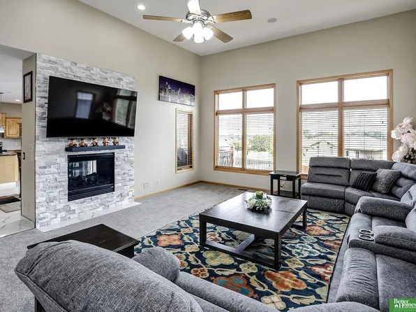 2004 Longview St, Papillion, NE 68133