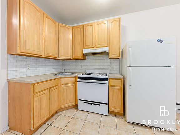 3rd image of 143 Maujer St #1R