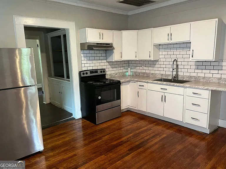 1284 Hillyer Ave — Photo 3