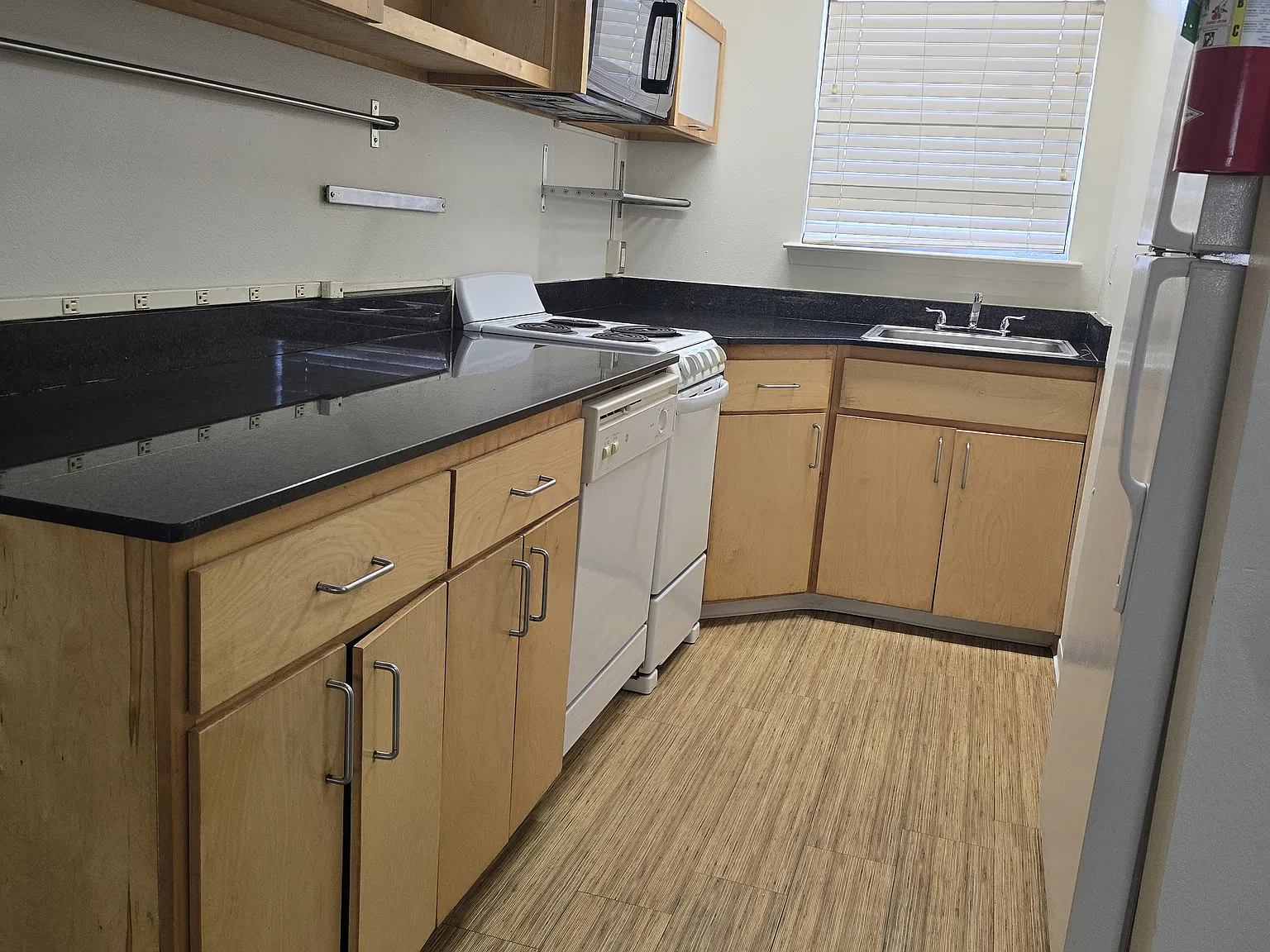 3 bed, 1.5 bath, 860 sqft, $900 — Photo 2