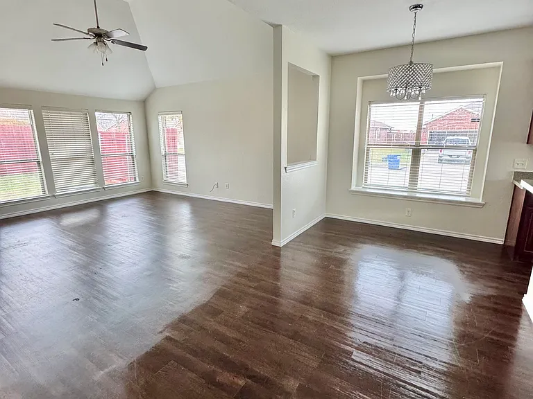 2101 Woodhaven Dr — Photo 6