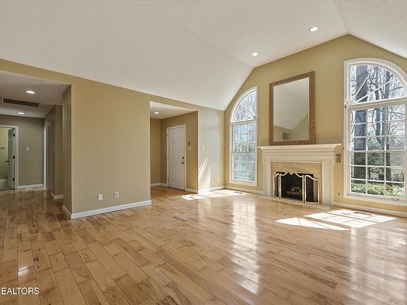 4th image of 1129 Greywood Dr