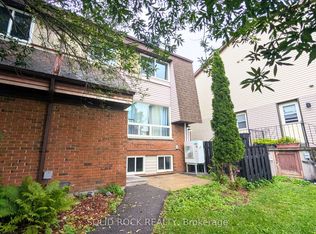 29 Woodvale Grn #B, Ottawa, ON K2G 4H3
