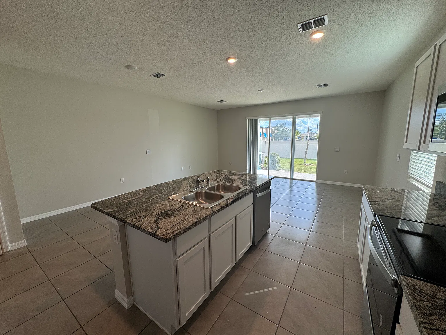 Unfurnished 3 Beds 2 Baths In Wildwood — Photo 3