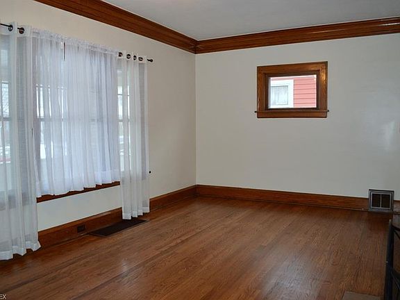 5th image of 2214 Chesterland Ave