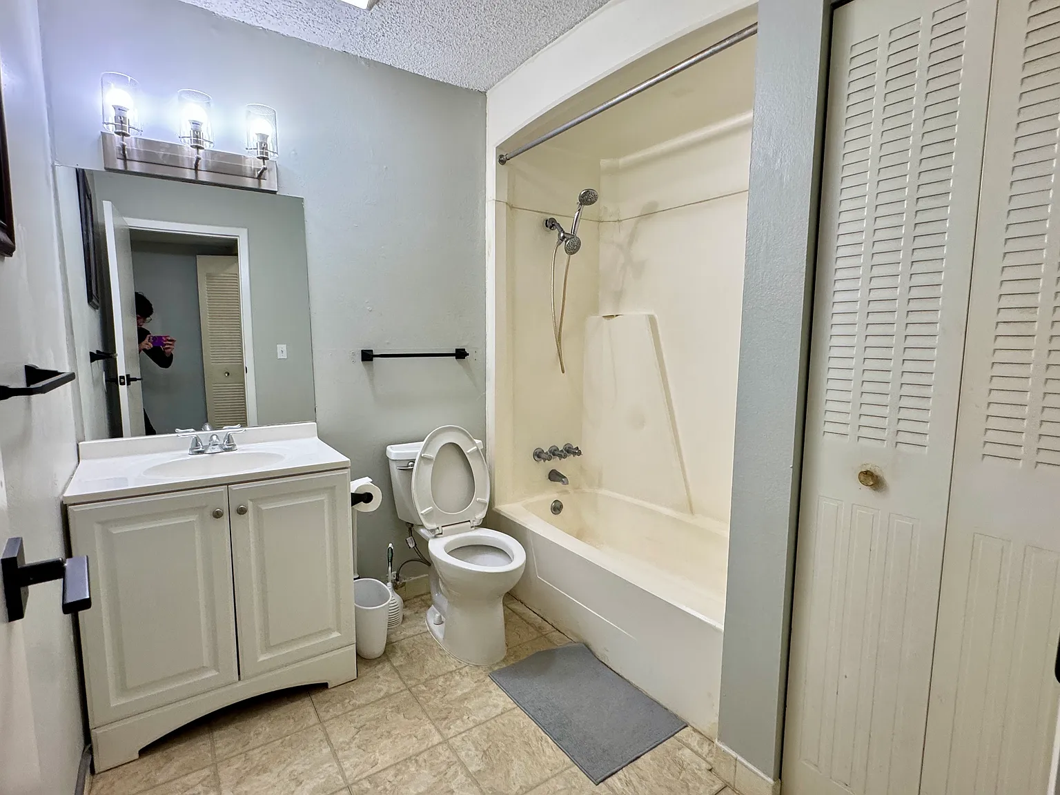 6519 W Newberry Rd — Photo 3