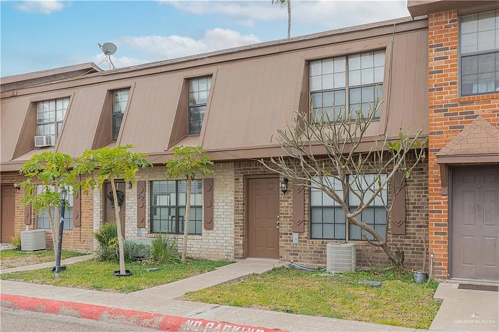 2 bed, 1.5 bath, 1088 sqft, $1,200 — Photo 2