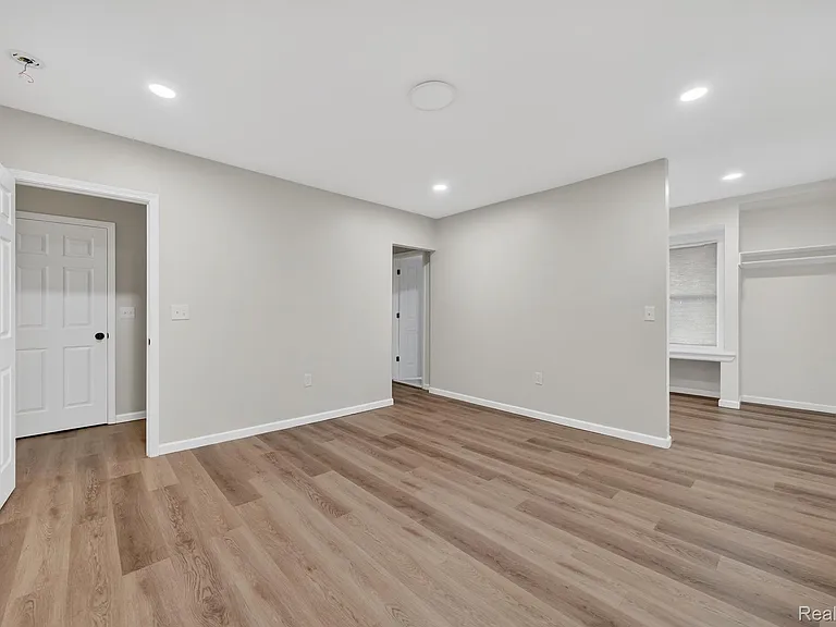 9290 Wildemere St — Photo 11