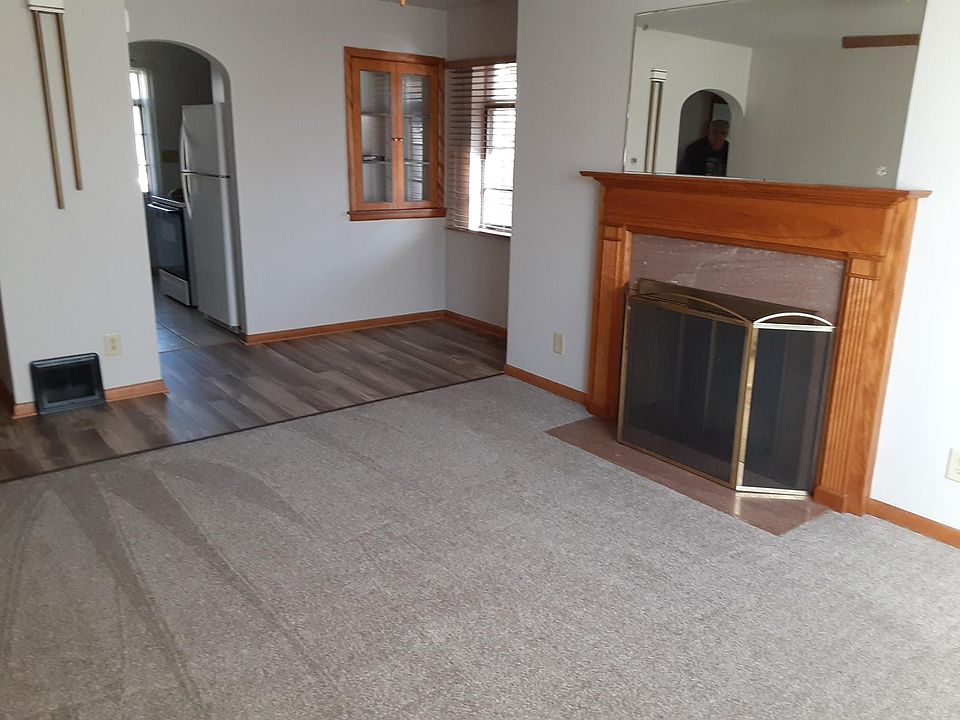 Living Room/Dining Area