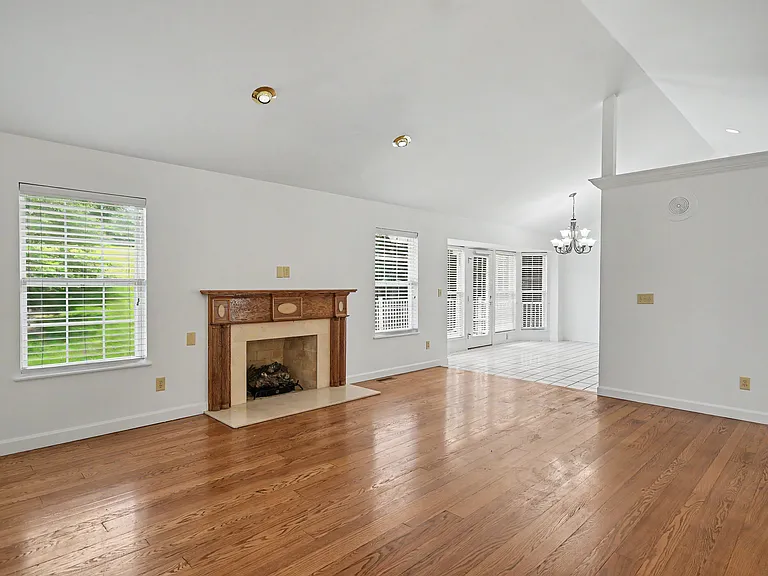 102 Lexington Ln — Photo 8