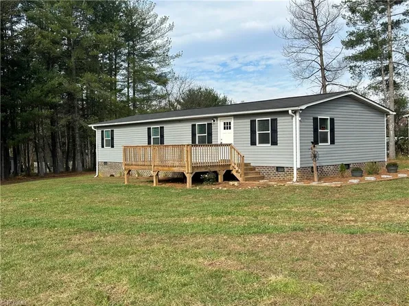 2140 Willow Creek Ct, Pinnacle, NC 27043