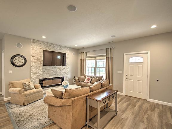 4th image of 350 E Mueller Ct
