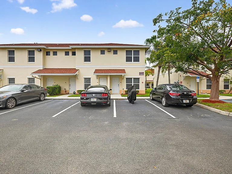 Mirage Bay Apartments — Photo 21
