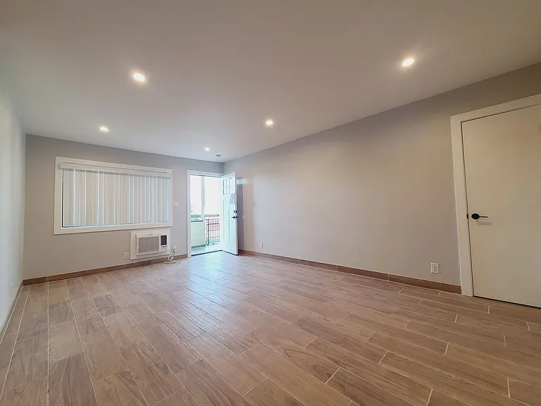 1819 S Manhattan Pl — Photo 2