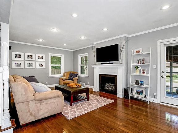 3rd image of 401 E 73rd St