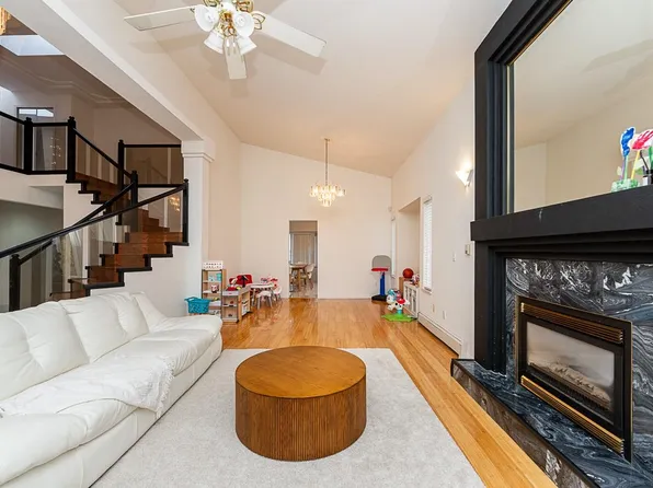 10132 156th St, Surrey, BC V3R 4L5