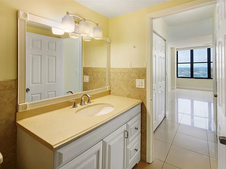 2500 Parkview Dr #1710 — Photo 16