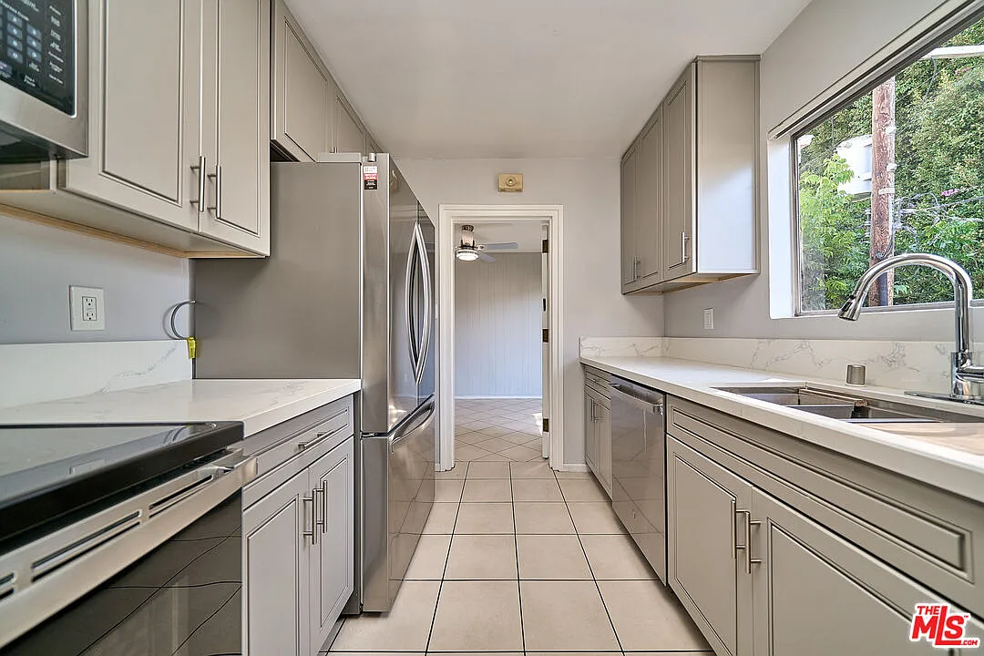 2 bed, 2.0 bath, 1040 sqft, $2,850 — Photo 3