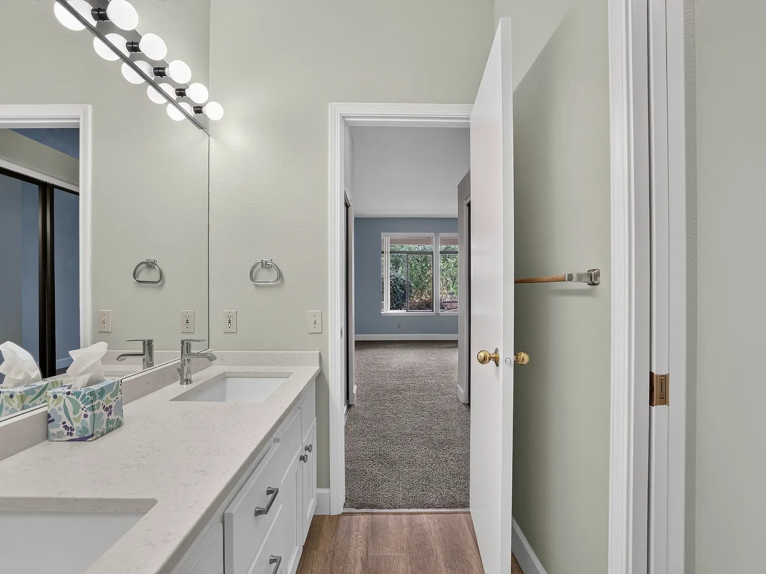 2 bed, 932 sqft, $2,100 — Photo 3