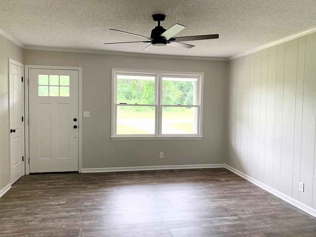 3 bed, 1.5 bath, 1201 sqft, $1,350 — Photo 2