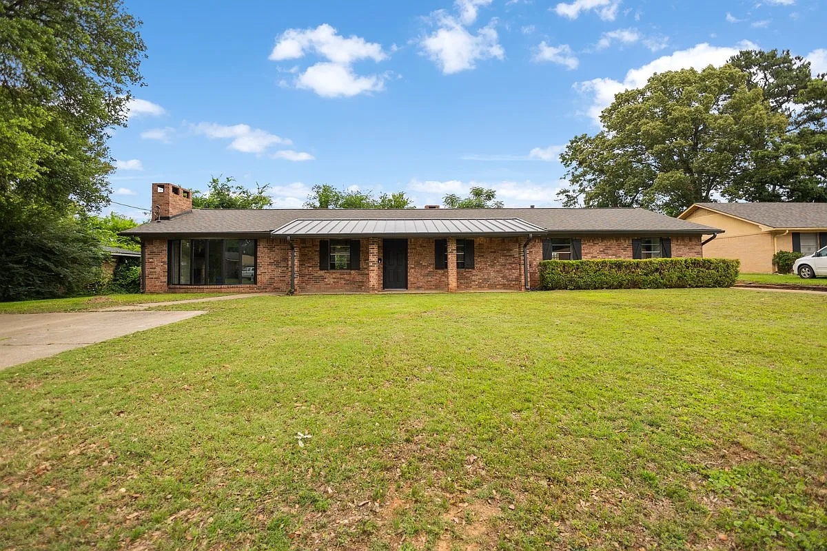 4 bed, 2246 sqft, $2,375 — Photo 1