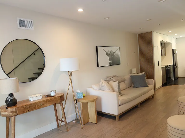 166 W Laurel St — Photo 3