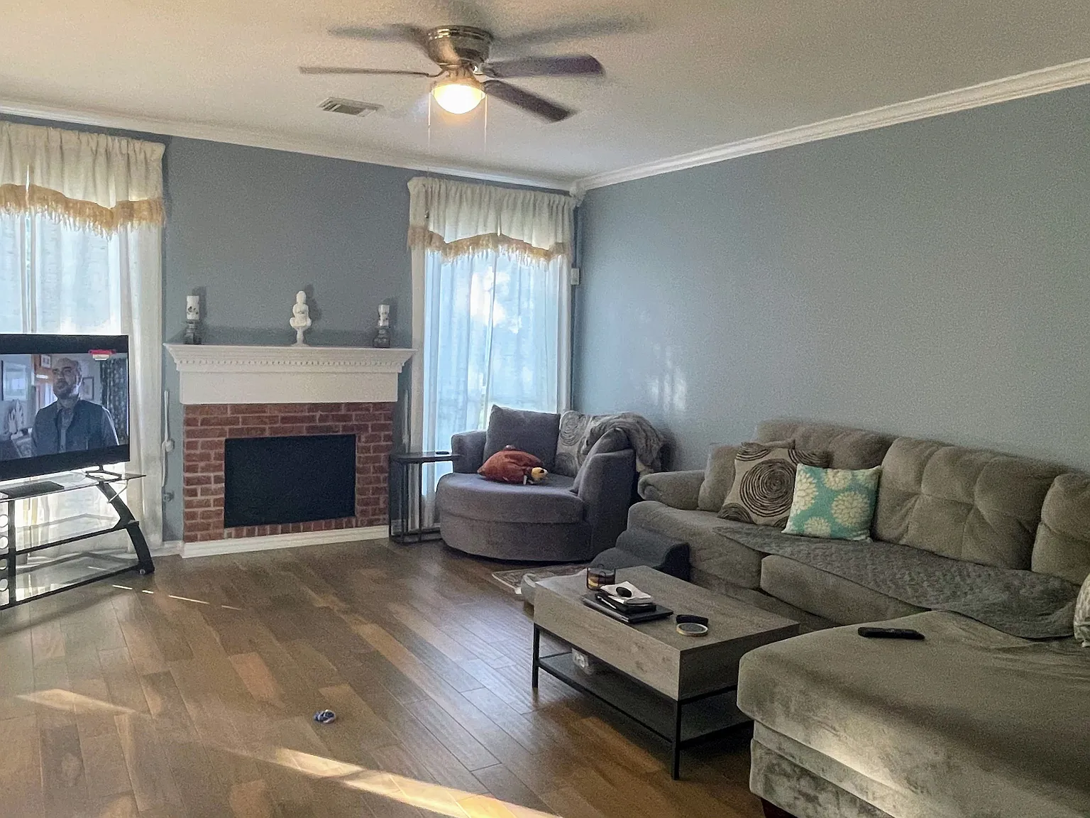 4 bed, 2.5 bath, 2818 sqft, $2,700 — Photo 2