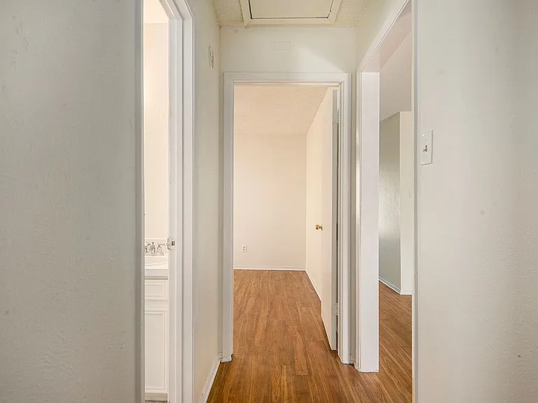 6819 W Cleburne Rd — Photo 12