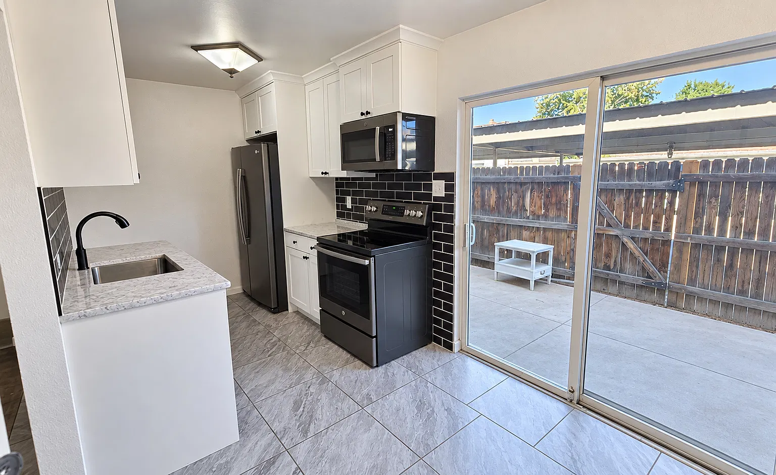 3 bed, 2.5 bath, $2,400 — Photo 2