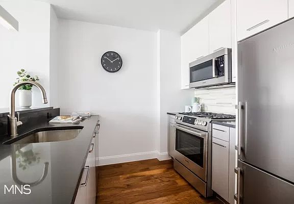 5th image of 4214 Crescent St #11A