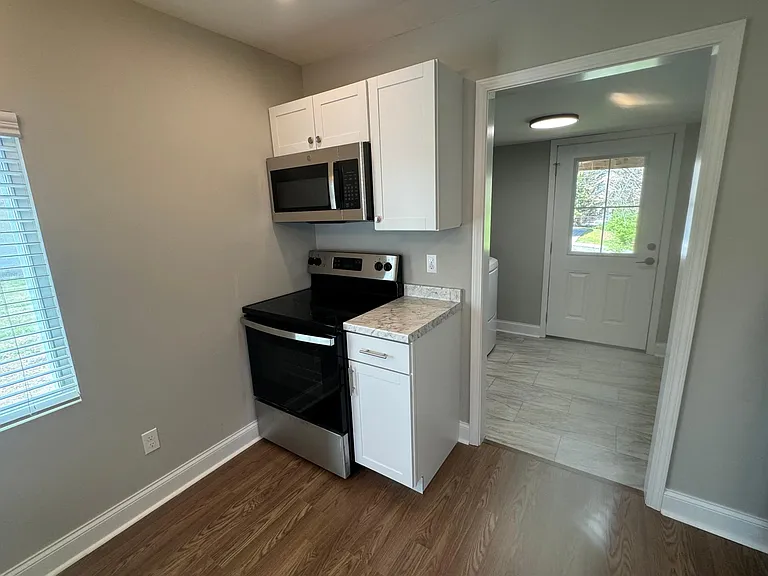 2204 Payne Ave — Photo 8