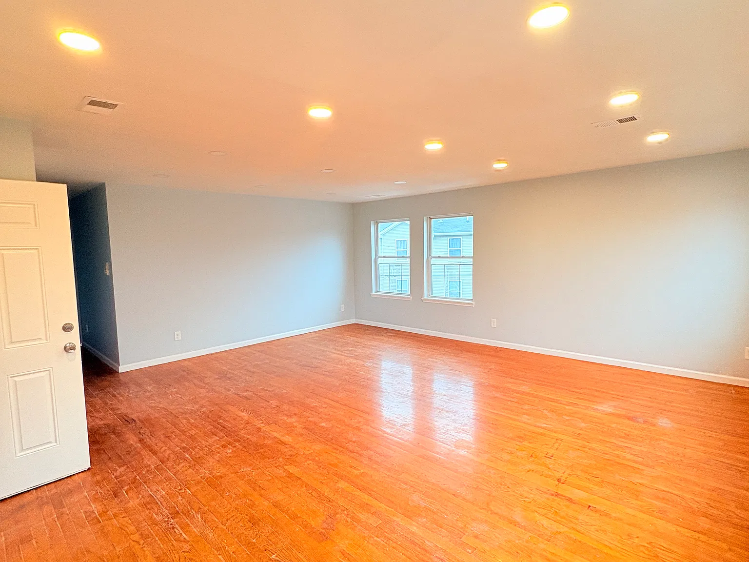 3 bed, 1294 sqft, $2,700 — Photo 3