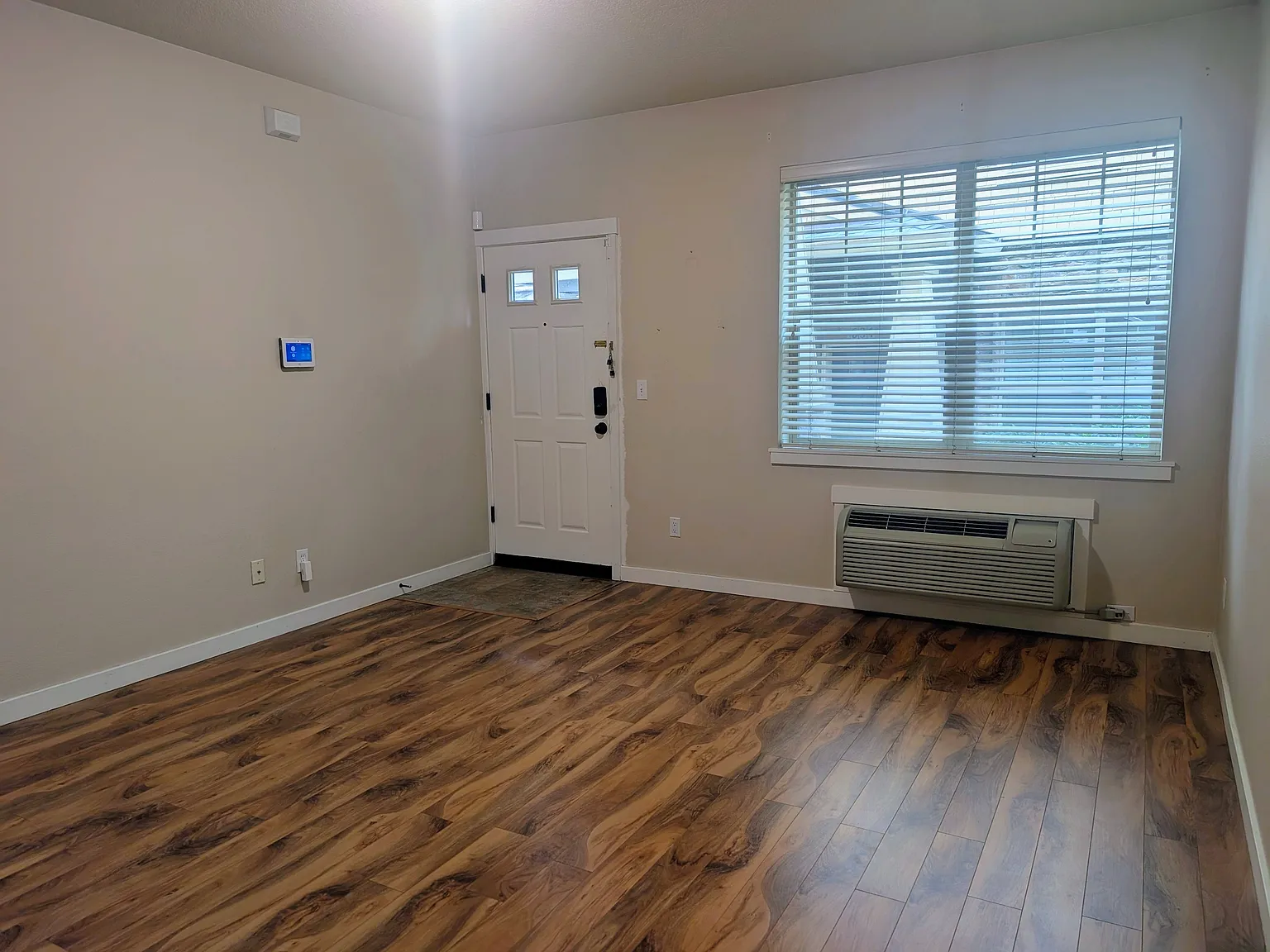 643 NE Adwick Dr — Photo 2