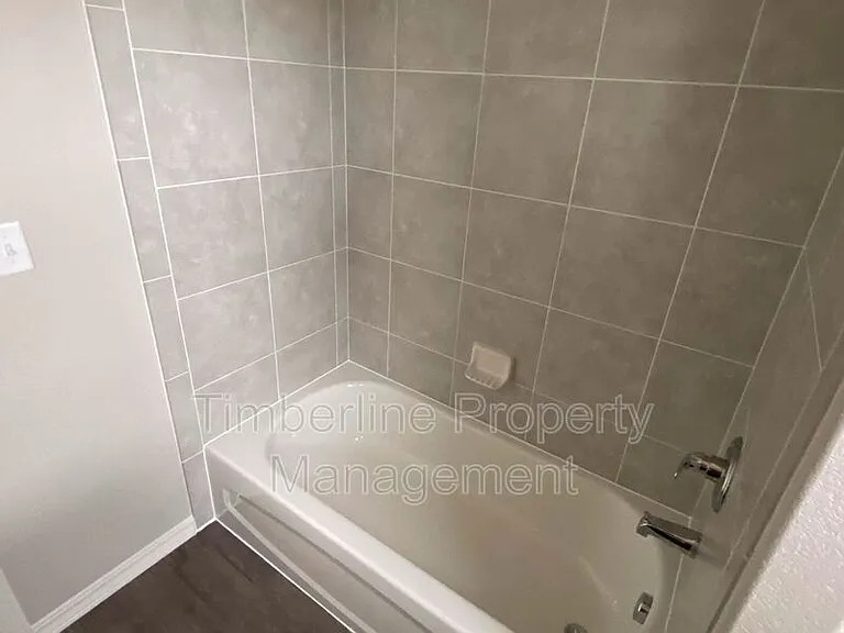 889 Grissom Dr — Photo 17