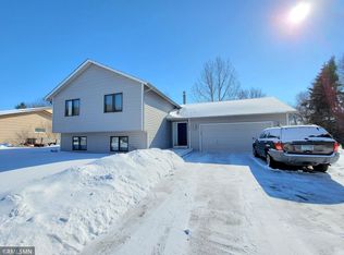 1425 Meadow Ln, Chaska, MN 55318