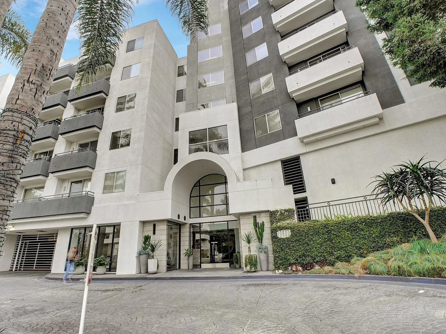 2 bed, 1144 sqft, $4,000 — Photo 2