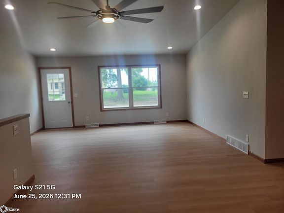 2nd image of 207 E Jefferson St